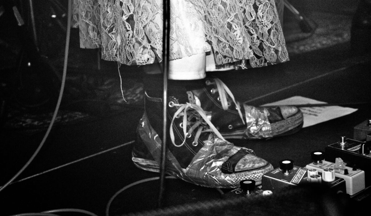 Schuhe mit Tape umwickelt, Gitarren Pedal Board live bei Pure Dirt Live Act